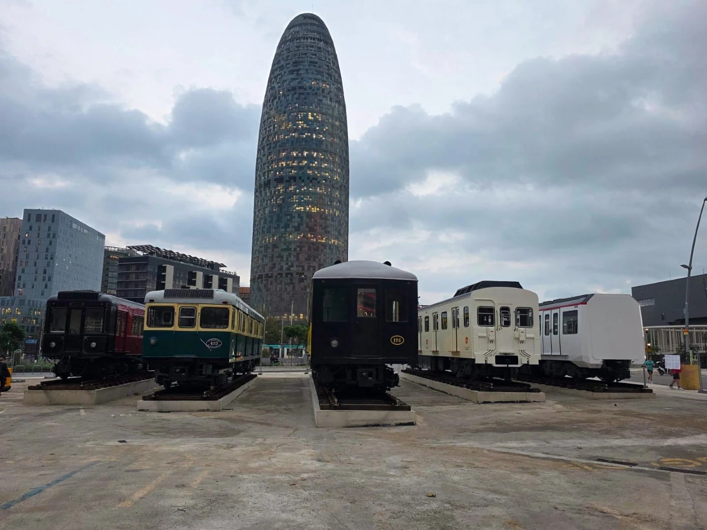 Trens històrics de TMB restaurats i exposats al costat de la Torre Glòries de Barcelona
