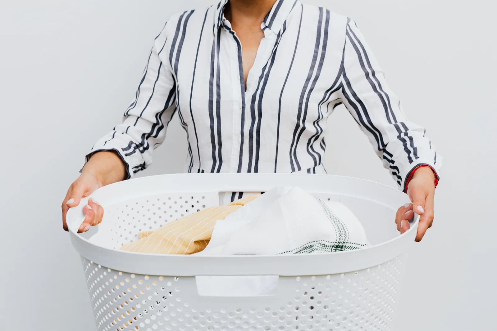 Cesta de ropa preparada para el lavado y cuidado de prendas personalizadas